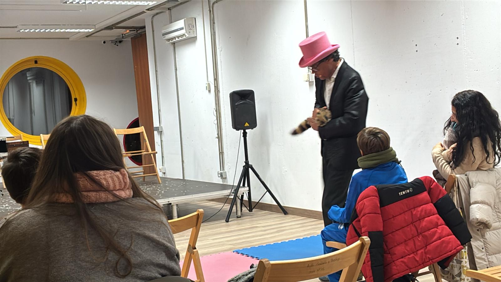 Éxito de participación en el evento “Magia y Música por la Igualdad” en Galindo y Perahuy