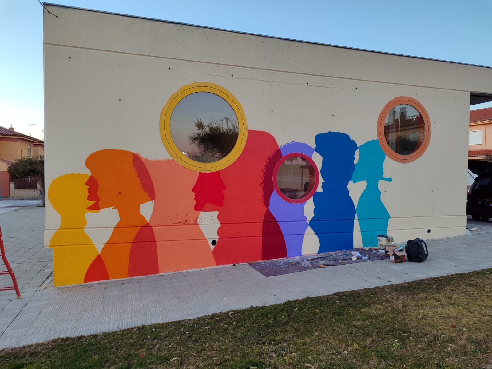 El Centro Multiusos lucirá “nueva piel” con un mural del artista Raúl Crego