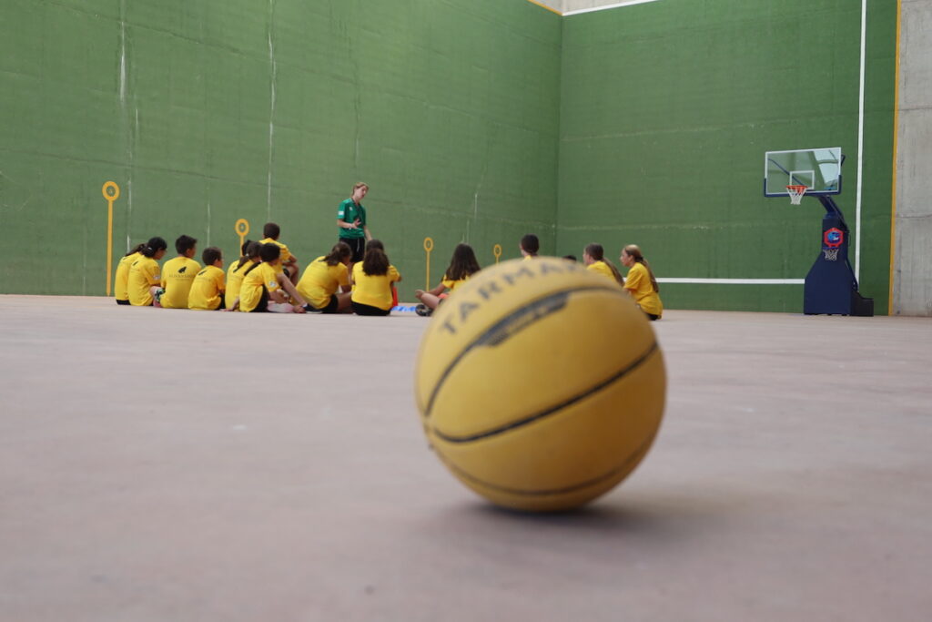 Los participantes del Campus David Gallego disfrutan del verano en Galindo y Perahuy