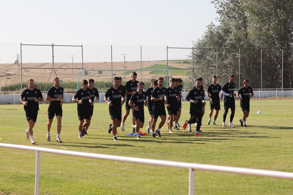 El primer equipo de Unionistas se entrena en Galindo y Perahuy