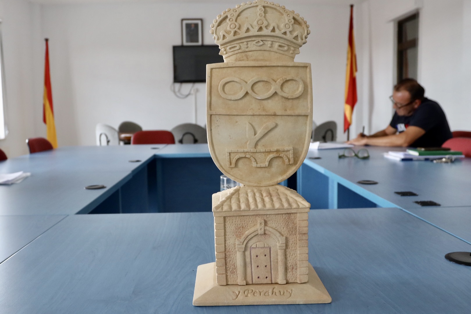 El Salón de Plenos de Galindo y Perahuy luce una escultura donada por José Navarro Ruano