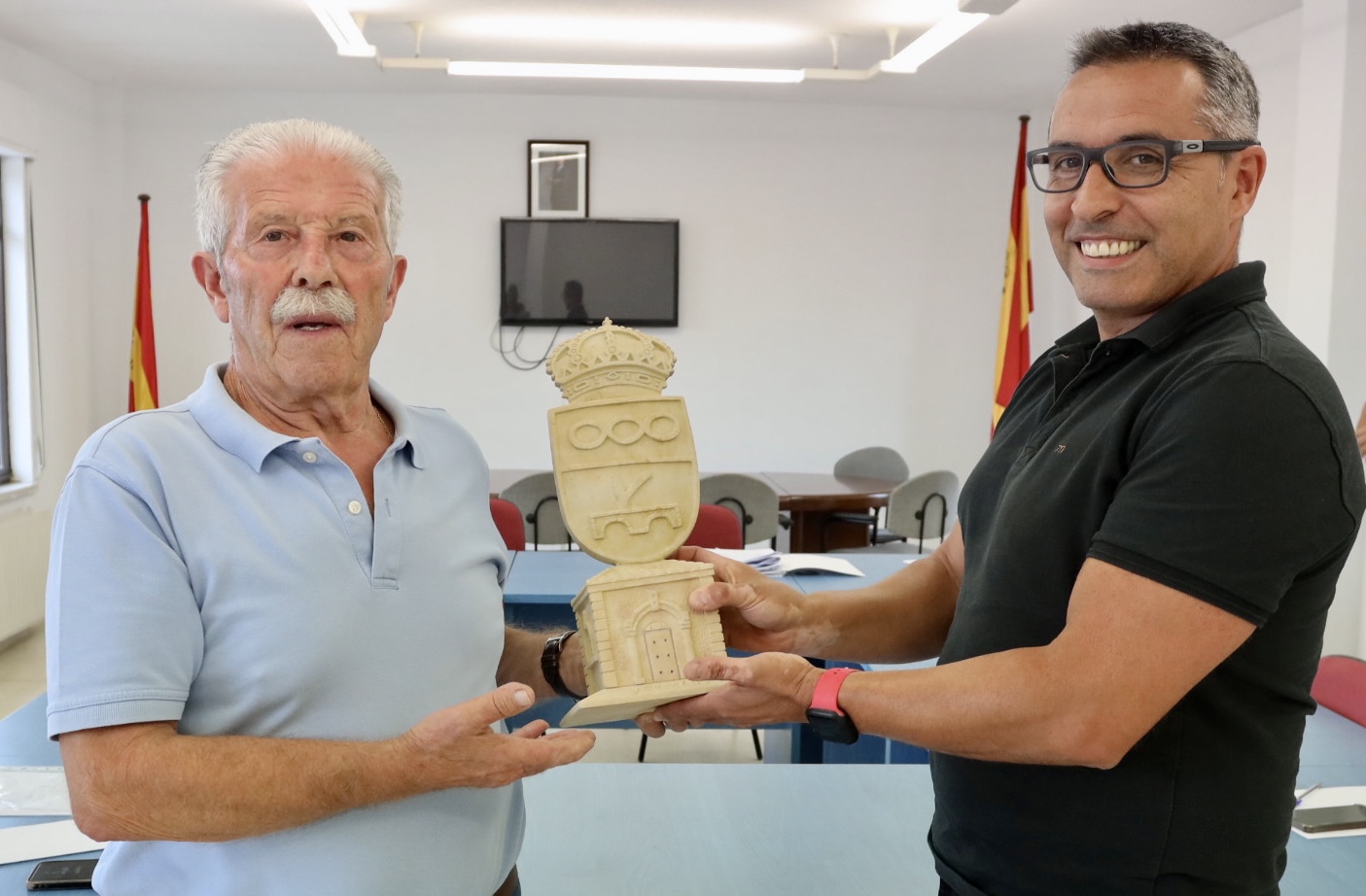 El Salón de Plenos de Galindo y Perahuy luce una escultura donada por José Navarro Ruano