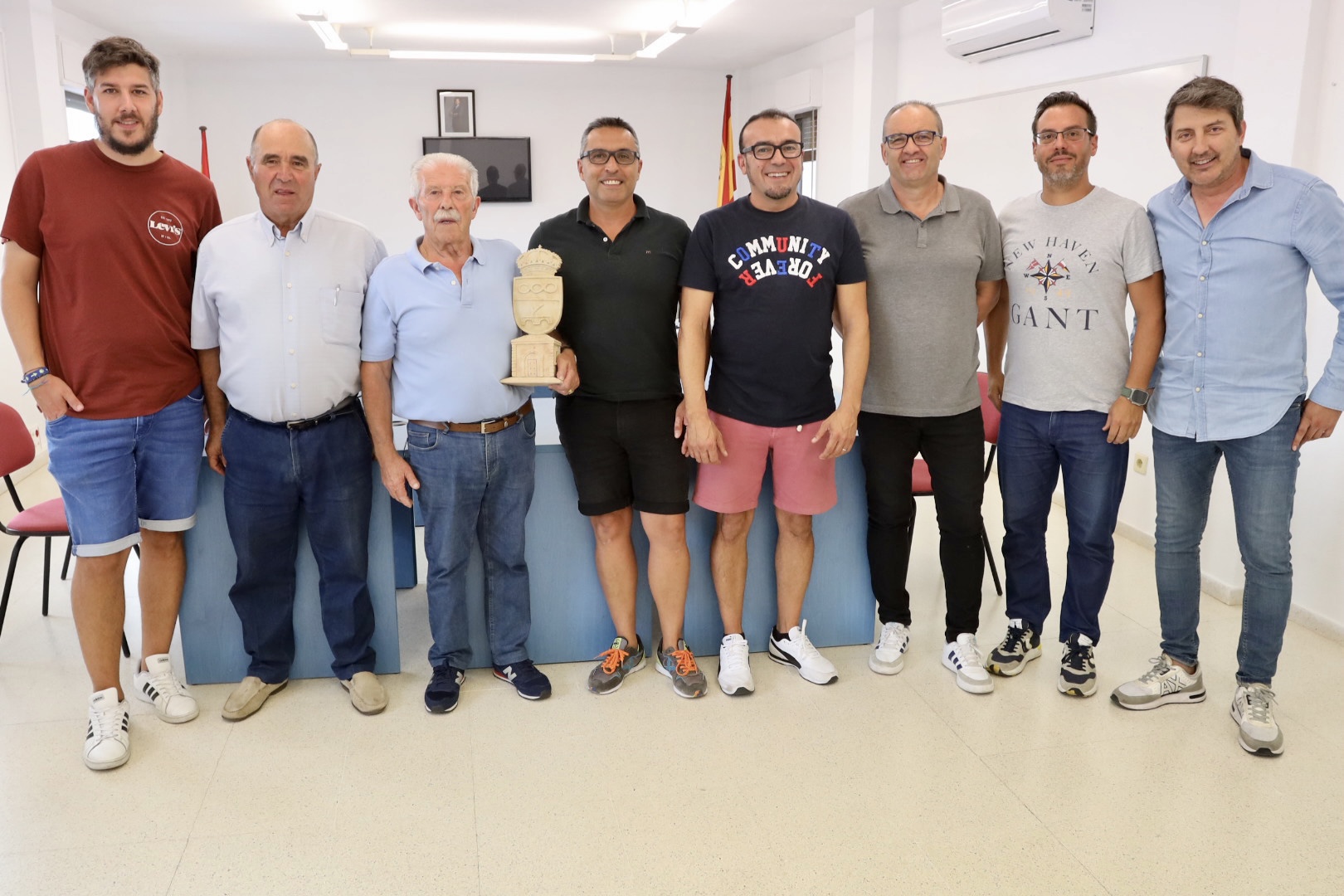 El Salón de Plenos de Galindo y Perahuy luce una escultura donada por José Navarro Ruano