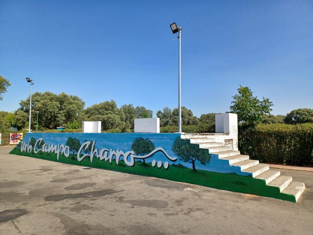 El templete de la Urbanización Campo Charro luce nuevo mural